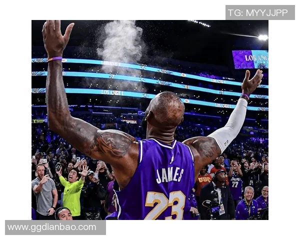 詹姆斯带领湖人逆转战胜勇士，继续保持不败的统治地位